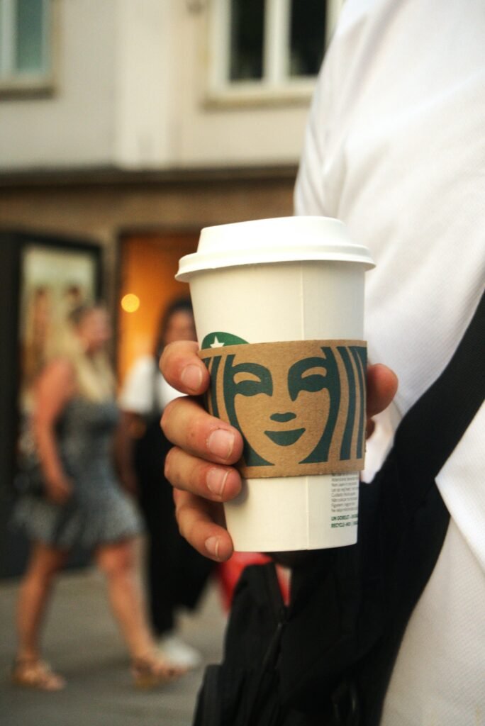 Starbucks non vende caffè. E tu cosa stai vendendo davvero?